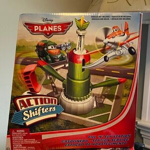 New !Disney’s Planes Action Shifters Fill N Fly Station Playset